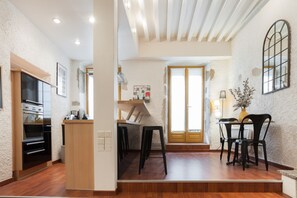 Fridge, microwave, oven, stovetop - In the heart of the old town, quiet loft with pretty sunny terrace (Annecy)