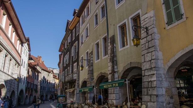 A cobblestone street lined with historic buildings, including a pub named "MILTON PUB". - In the heart of the old town, quiet loft with pretty sunny terrace (Annecy)