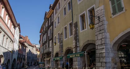 In the heart of the old town, quiet loft with pretty sunny terrace