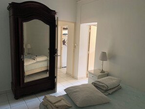 1 dormitori, planxa i posts de planxar i un bressol de viatge 