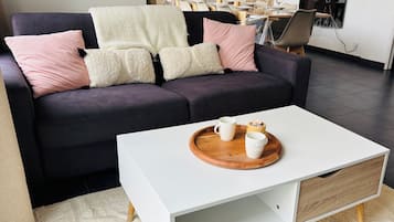 Télévision, table de tennis de table, chaßne hi-fi