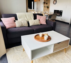 Tv, bordtennisbord, stereoanlæg