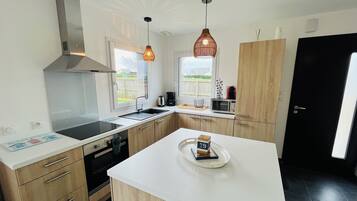 雪櫃、微波爐、焗爐、爐具