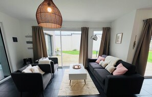 TV, ping pong, stereo