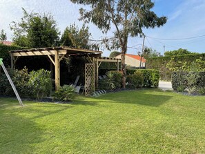 Property grounds - Bright apartment with garden - Linen, towels and final cleaning provided (Saint-Palais-Sur-Mer)