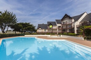 Alberca al aire libre y alberca climatizada