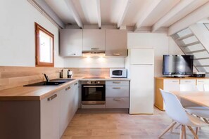 Fridge, microwave, oven, stovetop - La Baule, house with garden, swimming pool, near beach Benoit (Guérande)