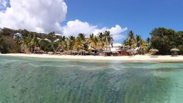 Plage, chaises longues