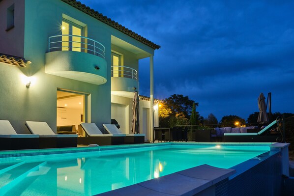 Utendørsbasseng og et oppvarmet basseng