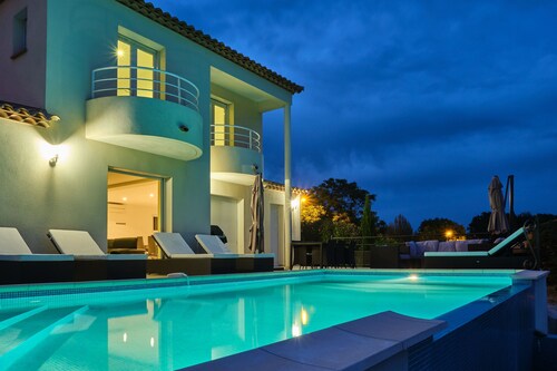 Uusi huvila, jossa on uima-allas 3: llä, tarjoaa suuria mukavuuksia, panoraamanäkymät