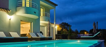 Villa 3***piscine chauffée à débordement 3 suites conforts, vue panoramique