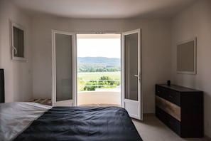 3 habitaciones, escritorio y tabla de planchar con plancha 