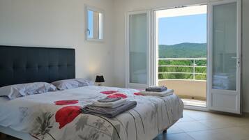 3 bedrooms, desk, iron/ironing board, travel crib