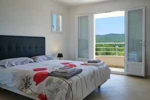 3 Schlafzimmer, Schreibtisch, Bügeleisen/Bügelbrett, Reisekinderbett