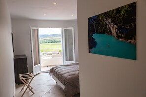 3 soverom, skrivebord, strykejern/-brett og reiseseng for barn