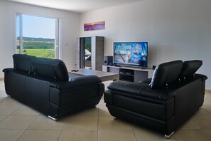 Smart-TV, DVD-spiller, bordtennis og stereoanlegg