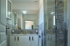 Dusche, Haartrockner, Handtücher, Seife