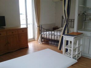 1 chambre, fer et planche à repasser, Wi-Fi, draps fournis