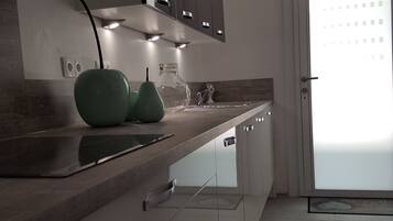 Een koelkast, een microgolfoven, een oven, een kookplaat