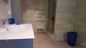 Shower, hair dryer, towels, soap - Authentic Provencal farmhouse near Isle sur la Sorgue (Saumane-De-Vaucluse)