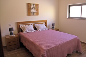 2 chambres, coffres-forts dans les chambres, fer et planche à repasser