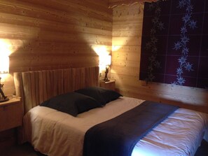 3 bedrooms, iron/ironing board, travel crib, free WiFi - Charming chalet with view (Montgenèvre)