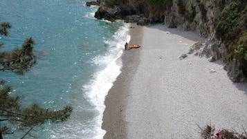 Una spiaggia nelle vicinanze