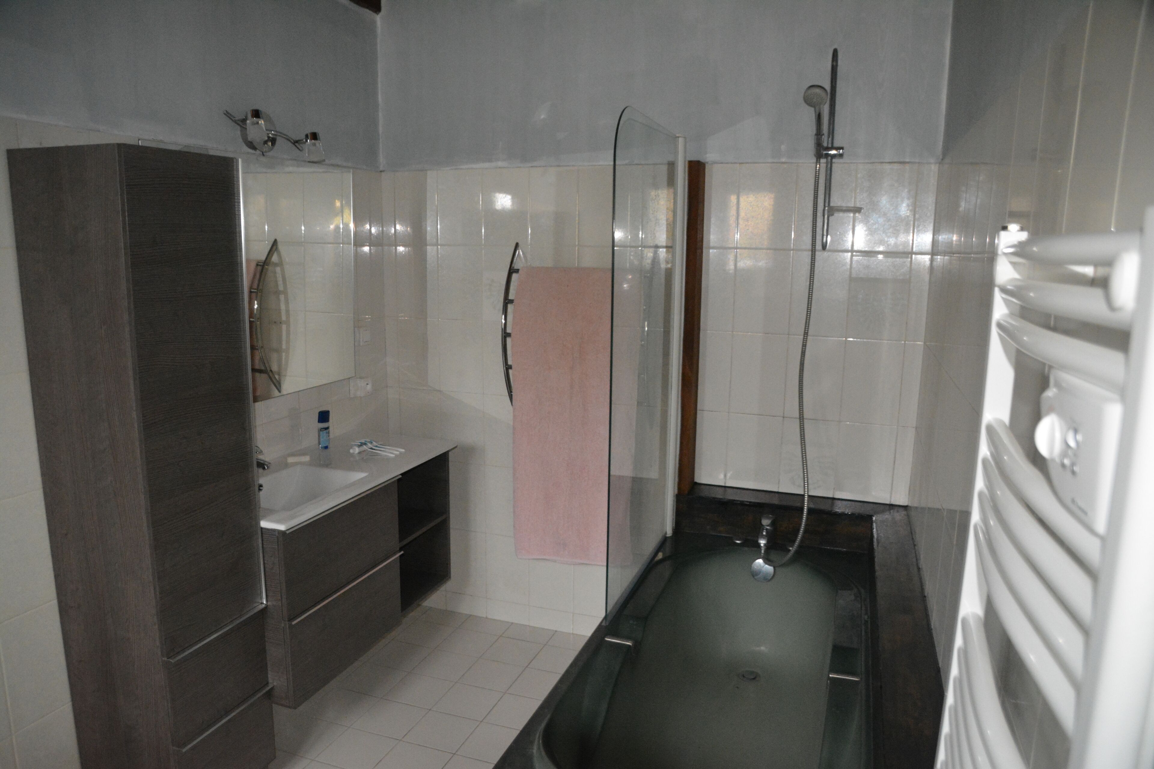 Une salle de bain moderne avec une douche à parois de verre, une baignoire sur pieds et un meuble-lavabo avec un évier.
