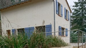 Een gebouw met een stenen muur en een grindpad.