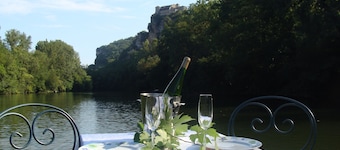 Charming house on the edge of L’Aveyron for nature lovers. 