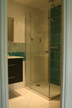 Een douche, een haardroger, handdoeken