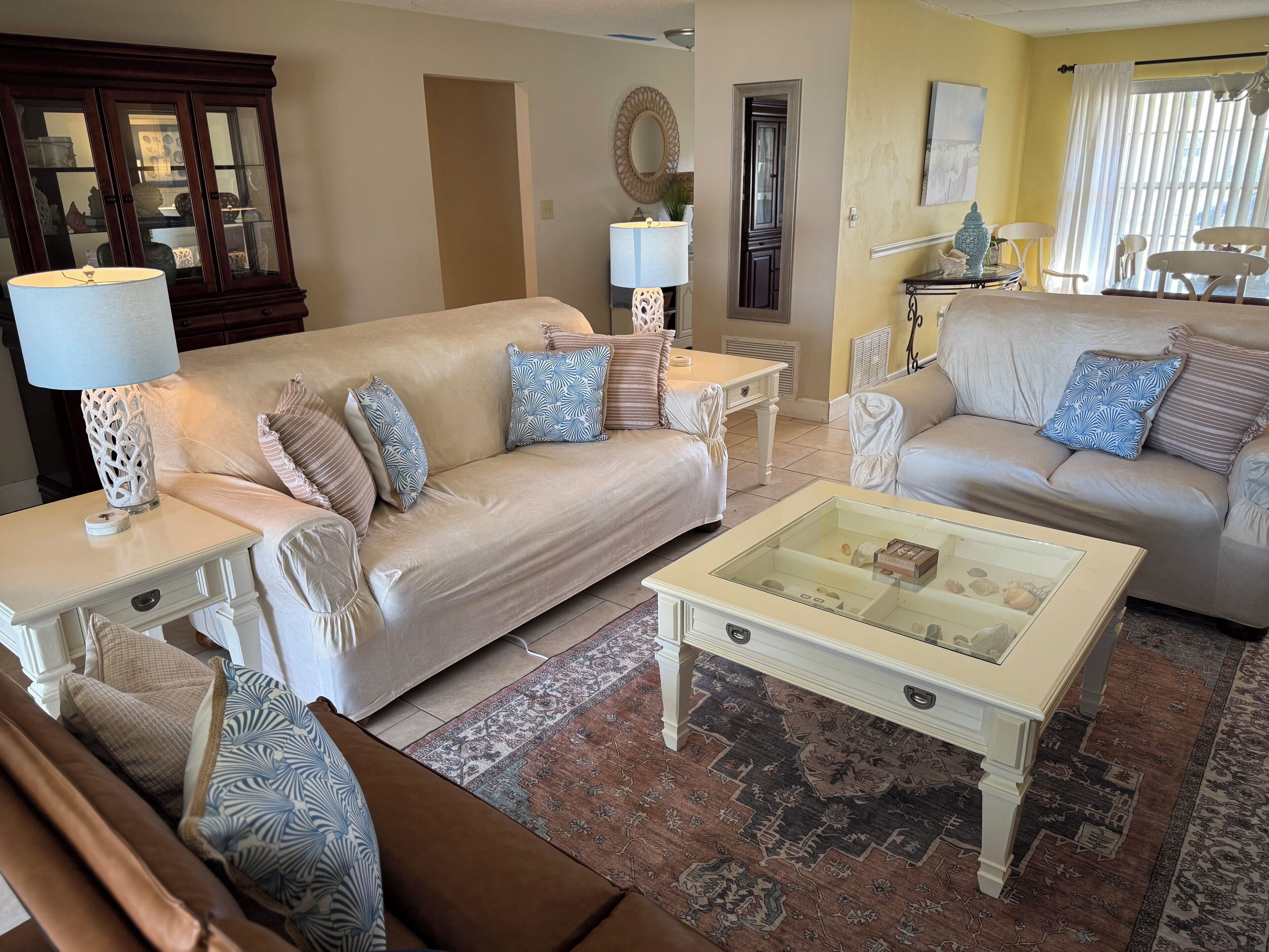 Smart TV, libros, videoteca y estéreo 