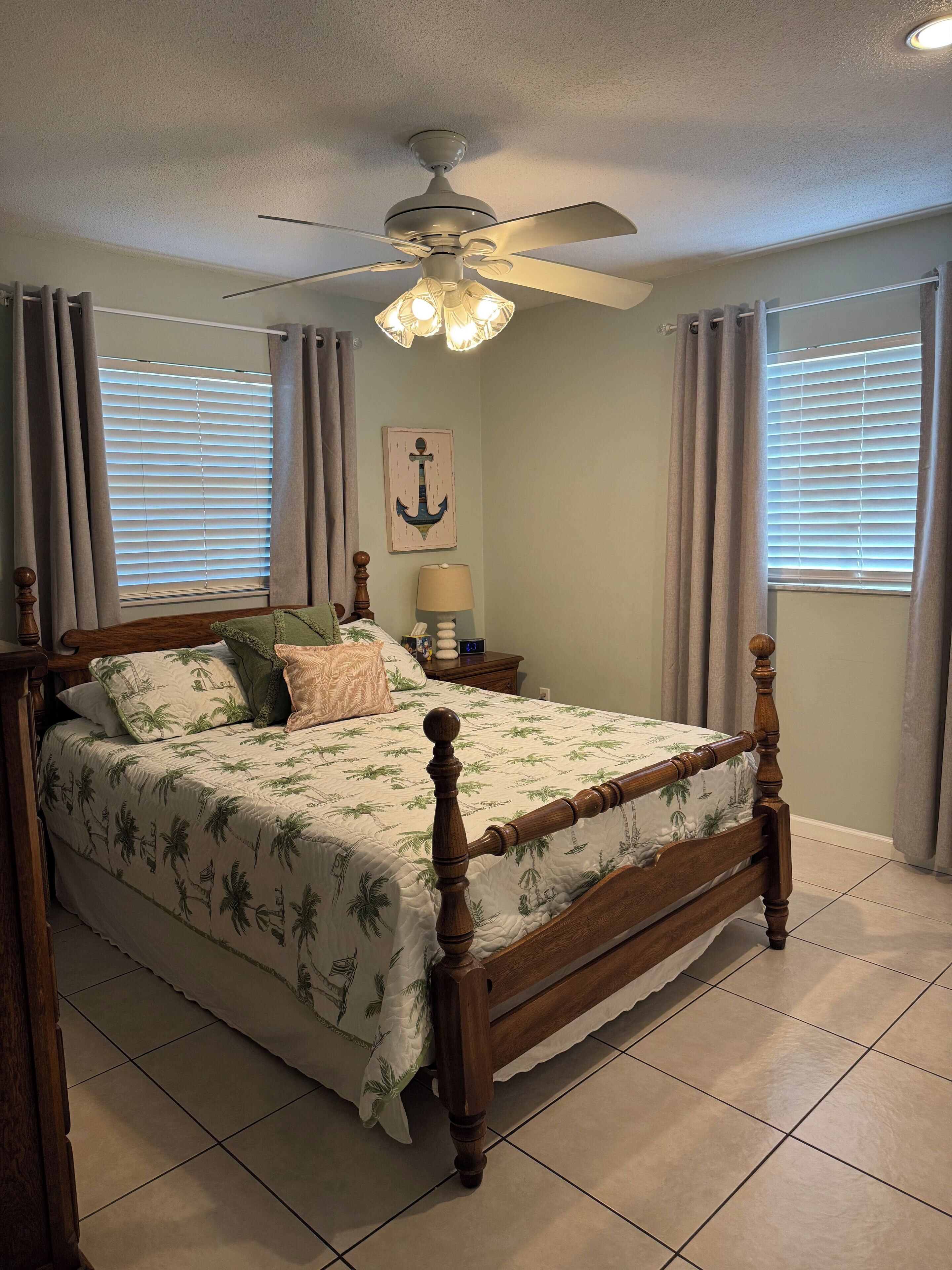 4 habitaciones, tabla de planchar con plancha, wifi y ropa de cama 