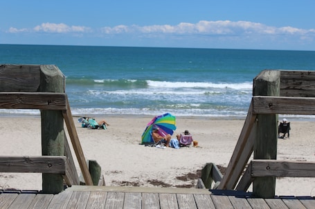 Beach. 4 BEDROOM HOUSE JUST A WALK TO THE BEACH!