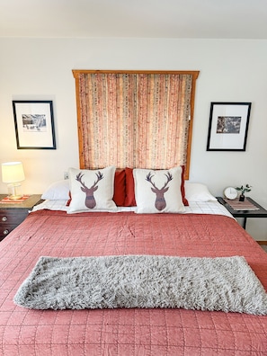 2 habitaciones, escritorio y tabla de planchar con plancha 