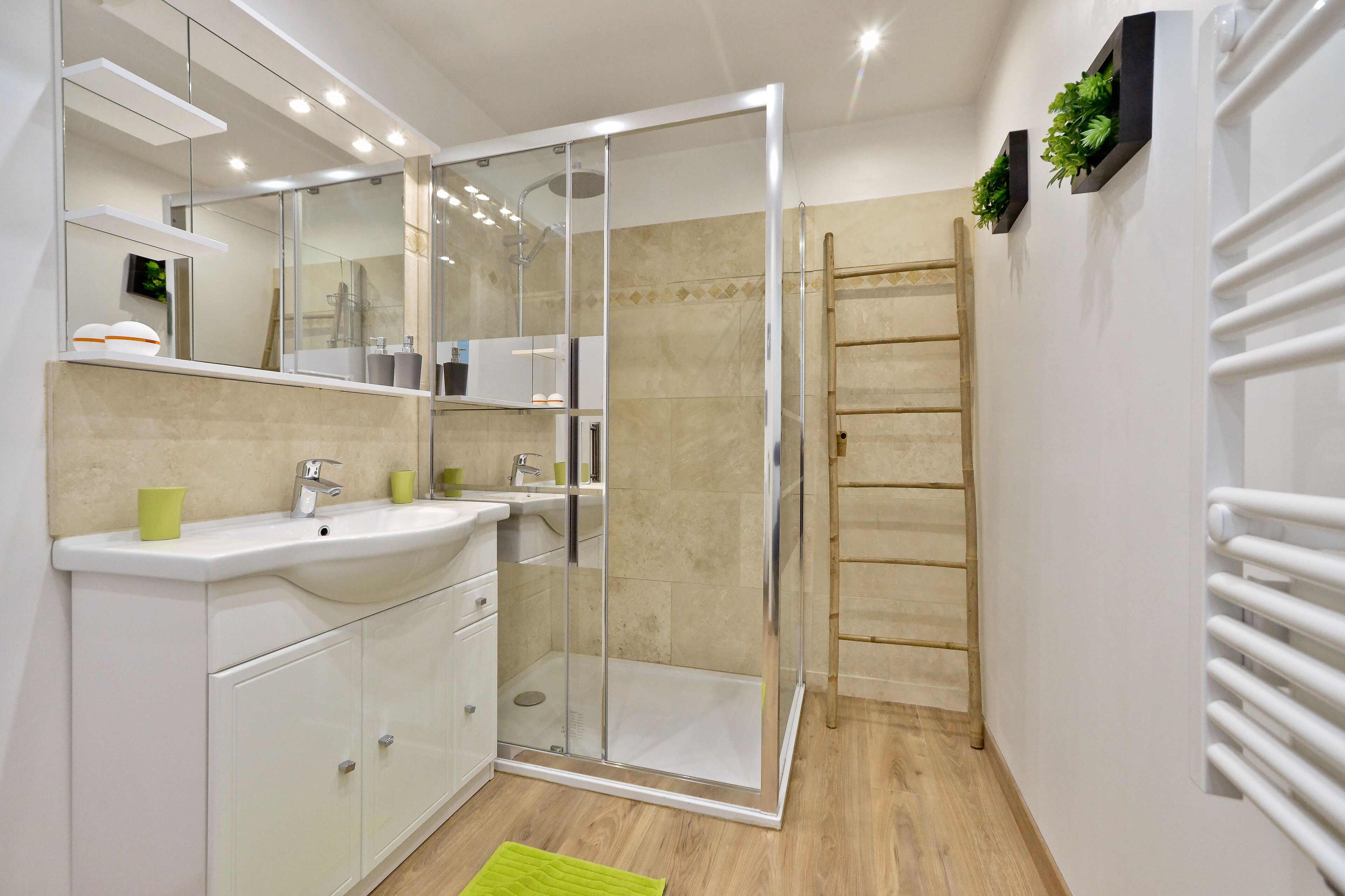 Een douche, een haardroger, handdoeken, zeep