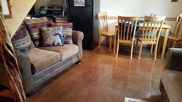 Fernseher, DVD-Player, Bücher, Videothek