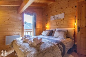 4 chambres, fer et planche à repasser, lit de bébé portatif