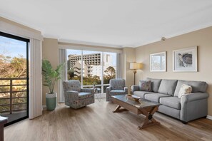 Een smart-tv, een dvd-speler en slimme speakers