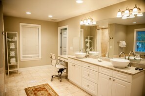 Combined shower/bathtub, jetted bath, hair dryer, towels