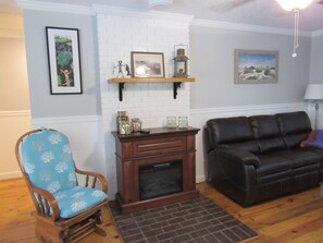 تلفزيون ذكي، مدفأة، مشغل دي في دي، كُتُب