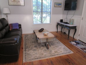 Smart TV, fireplace, DVD player, books - Beautiful Secluded Cottage In Old Ocean Springs Ms (Ocean Springs)