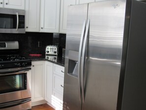 Fridge, microwave, oven, stovetop - Beautiful Secluded Cottage In Old Ocean Springs Ms (Ocean Springs)