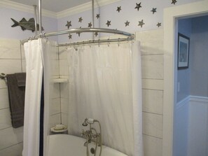 Kombinert dusj/badekar, hårføner, håndklær og såpe