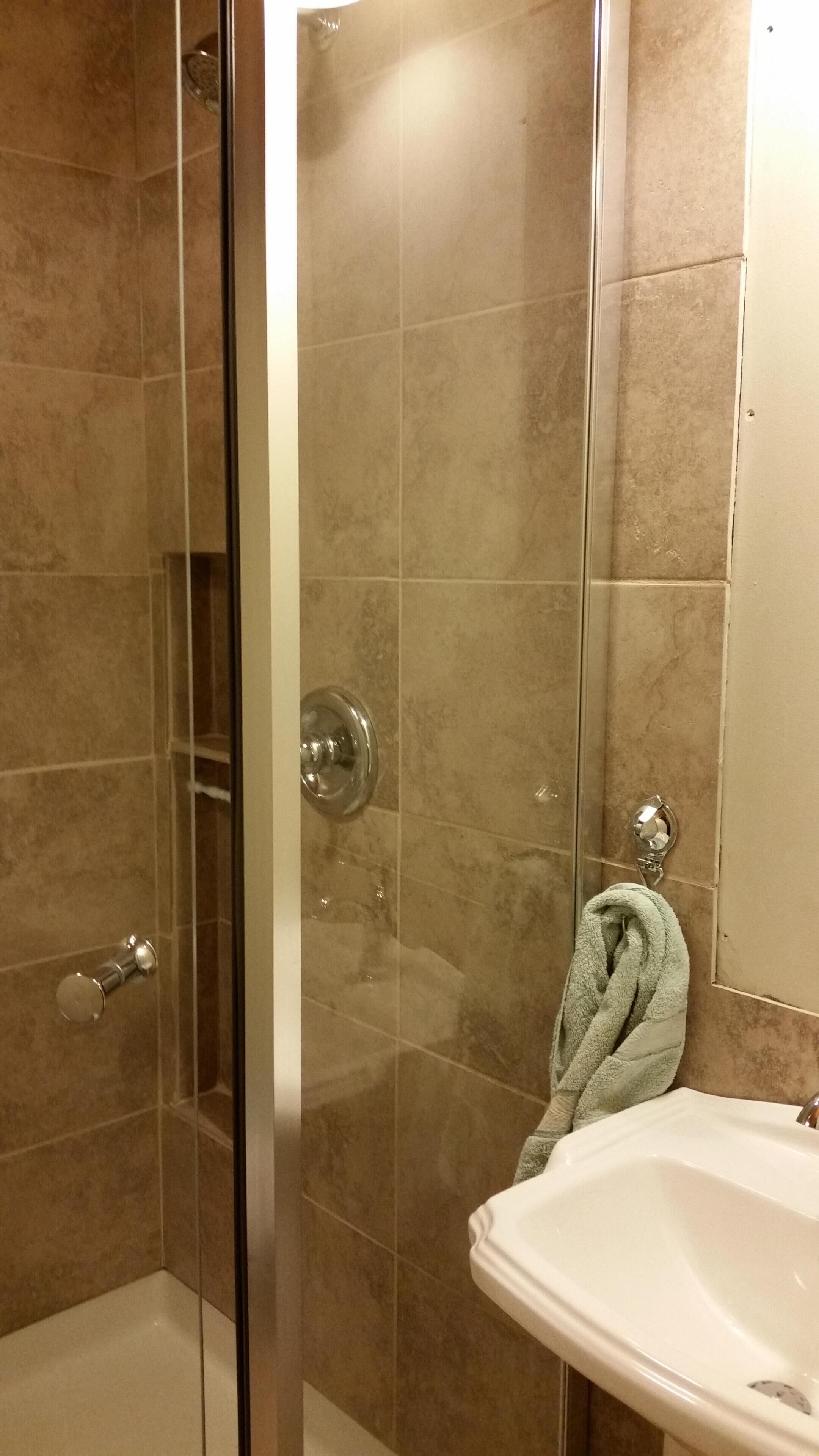 Douche, articles de toilette gratuits, sèche-cheveux