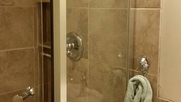 Douche, articles de toilette gratuits, sèche-cheveux