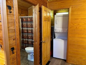 Een bad, een haardroger, handdoeken