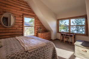4 bedrooms, iron/ironing board, free WiFi, bed sheets - Scofield Lakefront Cabin with Private Dock (Scofield)