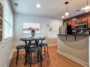 Dining - Amazing Locale 2KingBR/1BTH (Kansas City)
