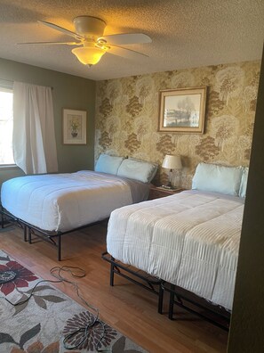 1 bedroom, iron/ironing board, free WiFi, bed sheets - STUDIO APARTMENT WITH GREAT VIEWS  - 2 MILES TO PARK AND  DOGS ARE WELCOME (Three Rivers)